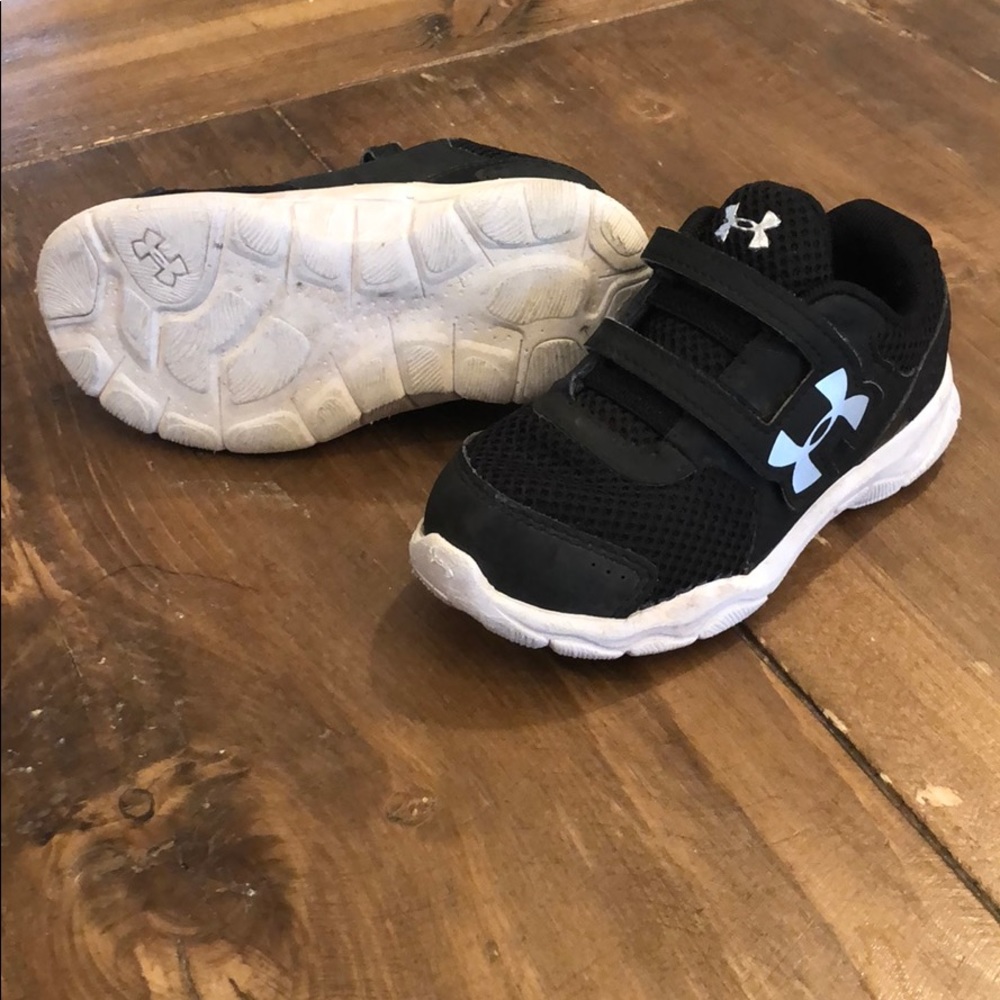 Boys UA tennis shoes